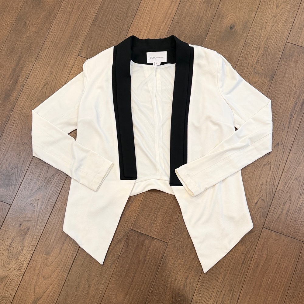 BCBGMaxAzria Ivory and Black Open Front Blazer C9-004